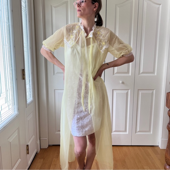 Vintage 1950’s Pale Yellow Robe with Embroidered Design & Lace Trim - Picture 3 of 11